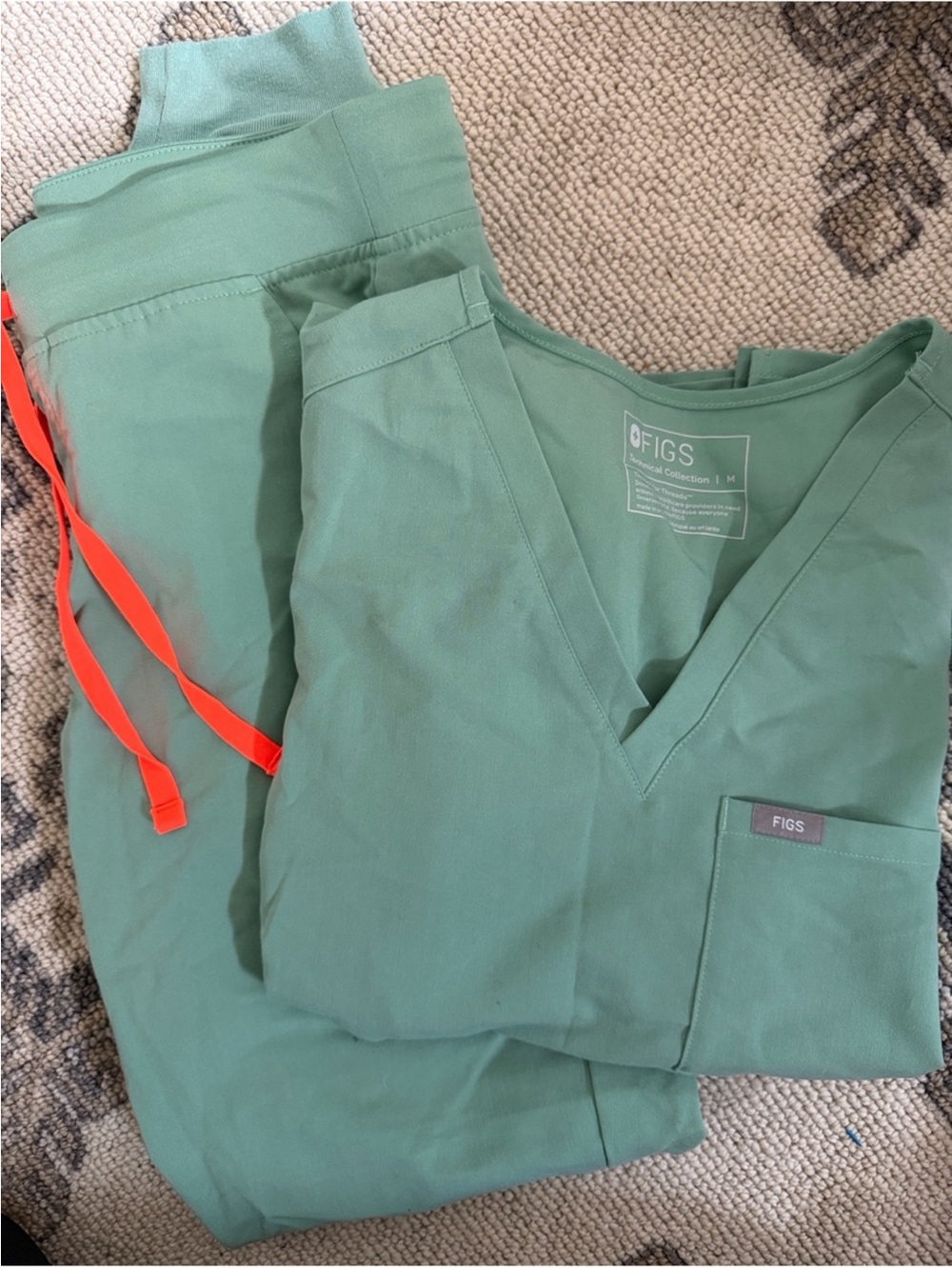 Wear FIGS Women's Scrub Set - Jade Green Catarina Medium
Zamora Jogger Med/TALL